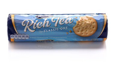 SwINDON, İngiltere - 22 Şubat 2021: McVities Rich Tea bisküvileri Paketi, Beyaz arka planda klasik olan