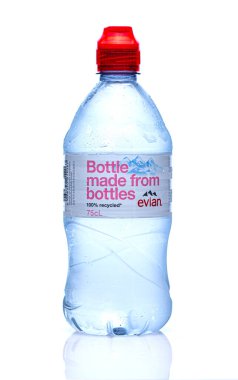 SwINDON, İngiltere - 9 Nisan 2021: Bir şişe Evian Doğal Su% 100 beyaz arka planda geri dönüştürüldü