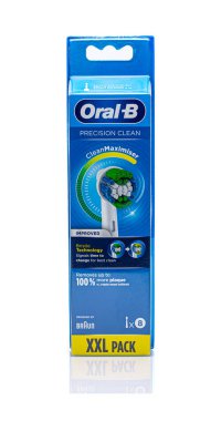 SwINDON, İngiltere - 5 Nisan 2021: Beyaz arka planda XXL Oral B Precision Temiz elektrikli diş fırçası başlıkları