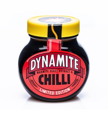 SwINDON, İngiltere - 14 Nisan 2021: Beyaz arkaplanda Dinamit Chilli Marmite Limited Edition