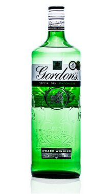 SwINDON, İngiltere - 14 Nisan 2021: bir şişe Gordons Special Dry London Gin