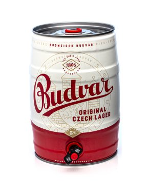 SwINDON, İngiltere - 15 Nisan 2021: Budweiser Budvar bira fıçısı beyaz arka planda 