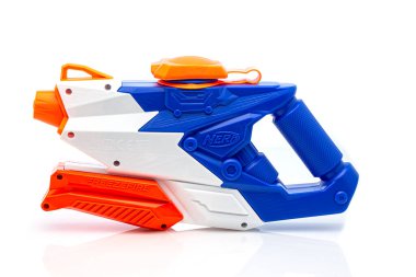 SwINDON, İngiltere - 15 Nisan 2021: Beyaz arka planda Nerf / Hasbro 'nun Super Soaker su tabancası
