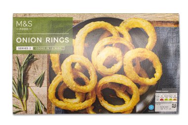 SwINDON, İngiltere - 7 Mayıs 2021: Marks and Spencer Food, soğan halkaları beyaz arka planda