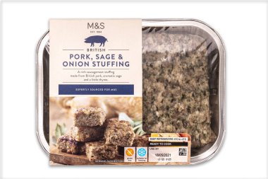 SwINDON, İngiltere - 7 Mayıs 2021: Marks and Spencer Food Pork, Sage and Onion Doldurması