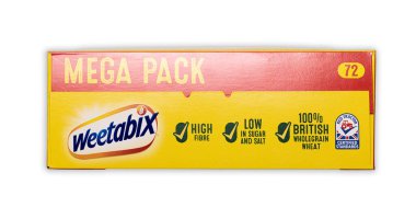 SwINDON, İngiltere - 27 Mayıs 2021: Beyaz arka planda 72 Weetabix Kahvaltı Gevreği Mega Paketi.
