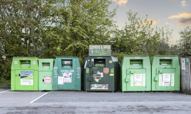 WOOTTON BASSETT, İngiltere - 11 Mayıs 2021: Wootton Bassett 'teki Sainsburys otoparkında giysi ve ayakkabı bağış bankaları