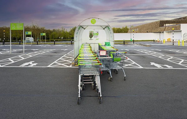 Swindon Reino Unido Mayo 2021 Asda Trolly Park Empty Car — Foto de Stock