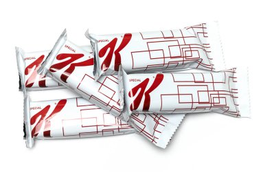 Kellog Özel K Sulu Kırmızı Böğürtlen. Beyaz arka planda kepekli yulaf ezmesi Protein Snack Çubukları.