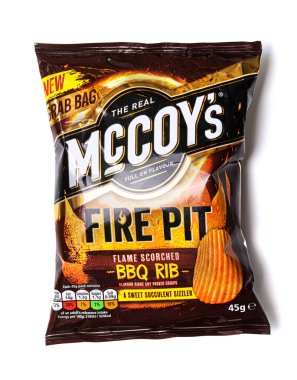SwINDON, İngiltere - 15 Mayıs 2021: Beyaz arka planda Fire Pit McCoy Ridge Cut Crisps paketi, İngiltere 'de KP Snacks tarafından yapılmış.