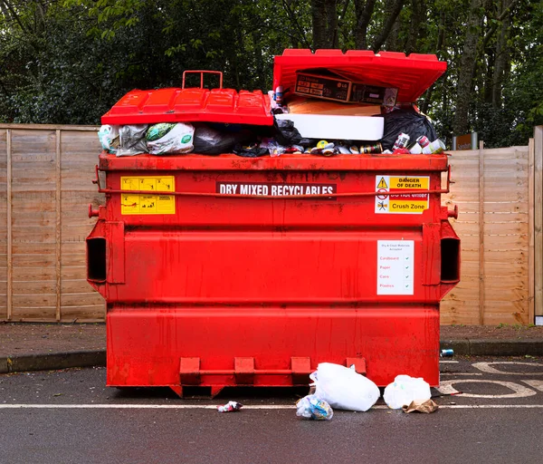 Cubo Reciclaje Rojo Desbordante Grande —  Fotos de Stock