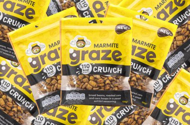 SwINDON, İngiltere - 24 Eylül 2021: Marmite Graze Crunch, graze.com ile, kapınıza veya işyerinize getirilen yeniden keşfedilmiş sağlıklı atıştırmalıklar