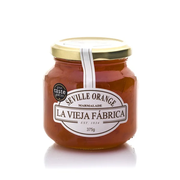 Pot met la vieja fabrica Sevilla oranje marmelade op een witte achterzijde — Stockfoto