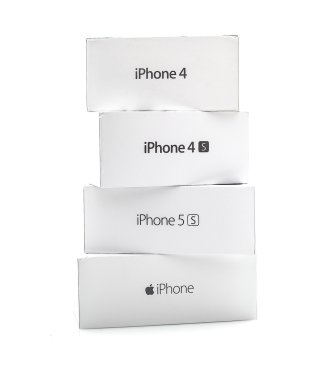 Beyaz bir arka plan üzerinde kullanılan Apple iphone kutulardan alınması