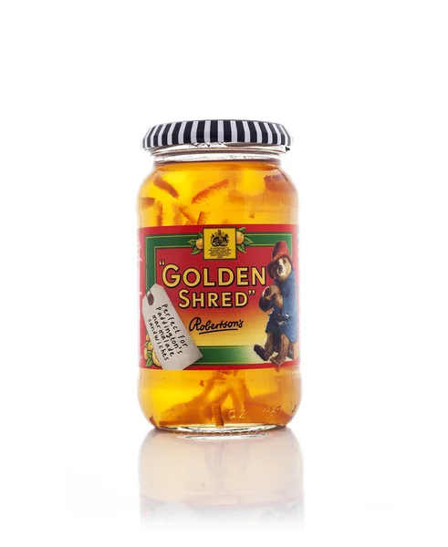 Pot de Robertsons Golden Shred Marmelade sur fond blanc — Photo