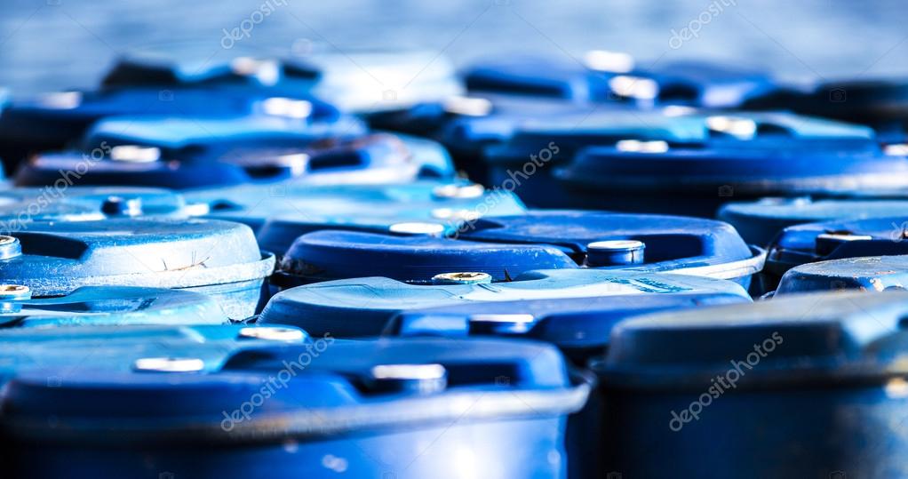 Collection of used blue barrels — Stock Photo © urbanbuzz 65300745