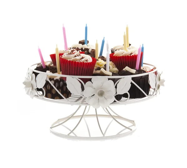 Születésnapi cupcakes egy állványra gyertyákkal, fehér alapon — Stock Fotó
