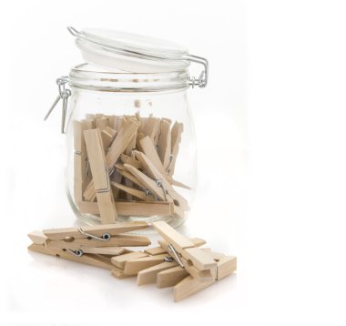 Giysi mandal üzerinde bir beyaz arka plan kavanoz