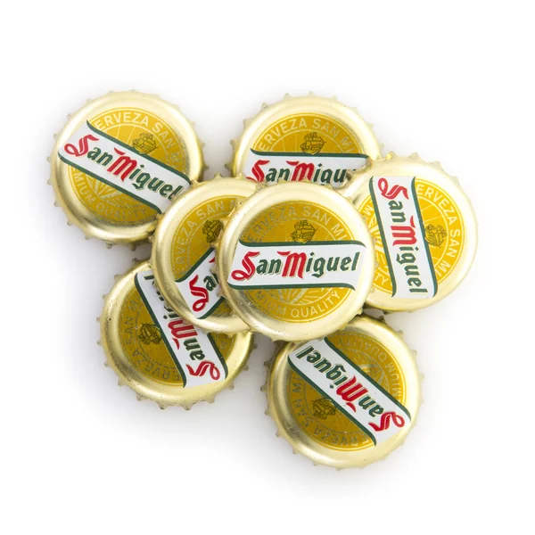 Tampas de garrafa de cerveja San Miguel no fundo branco — Fotografia de Stock