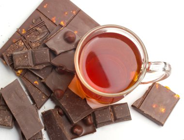 Cam çay fincanı ve fötr şapkalı çikolata yığını. Tatlı yemek fotoğrafı.