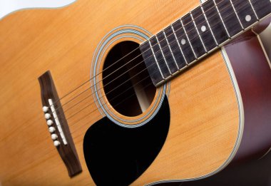 Gitarın yakın plan fotoğrafı, köprü, teller, diğer gitar ayrıntıları.