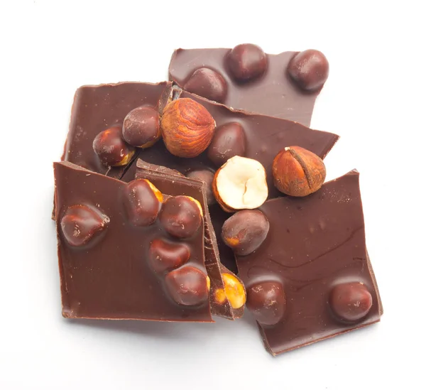 Pilha Pedaços Chocolate Com Filberts Foto Fundo Branco — Fotografia de Stock