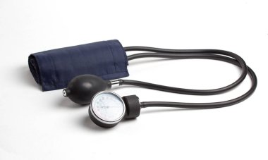 Beyaz zemin üzerinde Sphygmomanometre, manuel tonometre geleneksel tıbbi ekipman