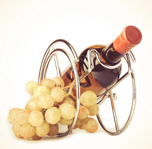 Biały butelka wina w metalowym wsporniku i winogron — Zdjęcie stockowe