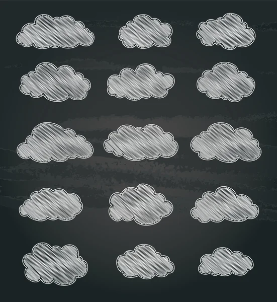 Conjunto de nubes dibujadas sobre pizarra. vector — Vector de stock