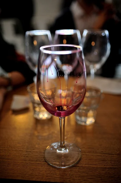 Vinprovning på baren Stockbild
