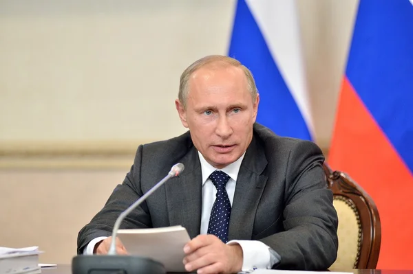 Vladimir Putin tijdens de bijeenkomst van de Raad Presidium staat — Stockfoto