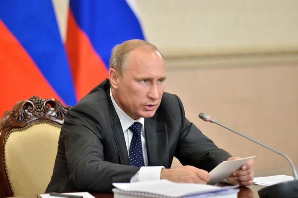 Vladimir Putin tijdens de bijeenkomst van de Raad Presidium staat — Stockfoto