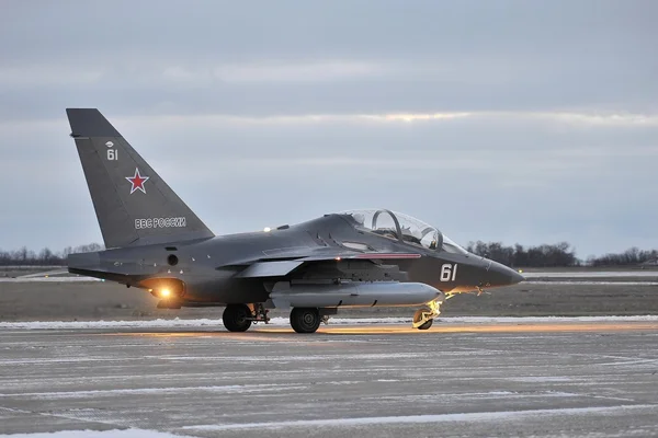 VORONEZH, RÚSSIA - 12 DE DEZEMBRO: combate Treinamento de aeronaves Yak-130 realizam voos de treinamento no aeroporto 12 de dezembro de 2013 em Voronezh, Rússia Imagens Royalty-Free