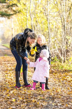 Anne ile kızı sonbahar doğada