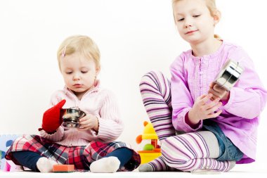 iki küçük kız çocuk çanak ile oynamak