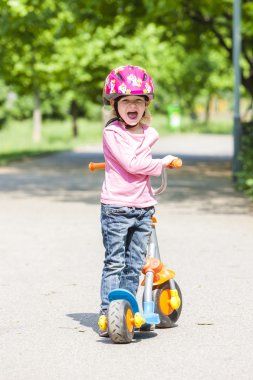 Scooterlı küçük kız.