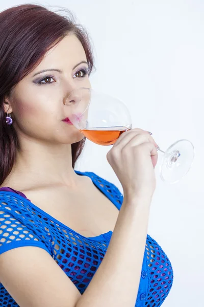 Молодая женщина пьет розовое вино — стоковое фото