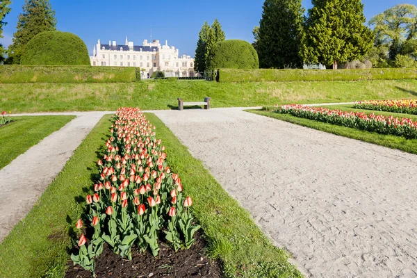 Palacio de Lednice con jardín — Foto de Stock