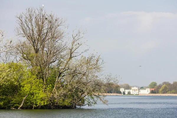 Hranicni 宫，Hlohovecky 池塘 — 图库照片