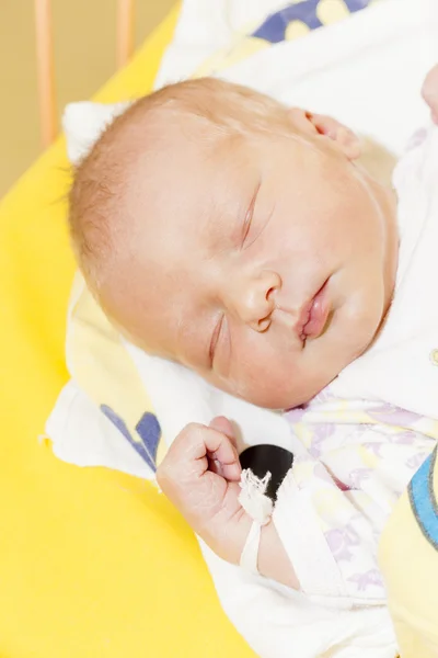 Neugeborenes Mädchen im Mütterkrankenhaus — Stockfoto