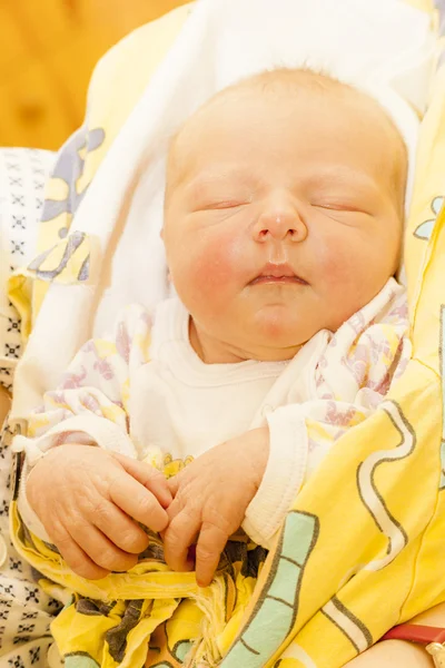 Newborn baby girl in maternal hospital — Stock Photo, Image