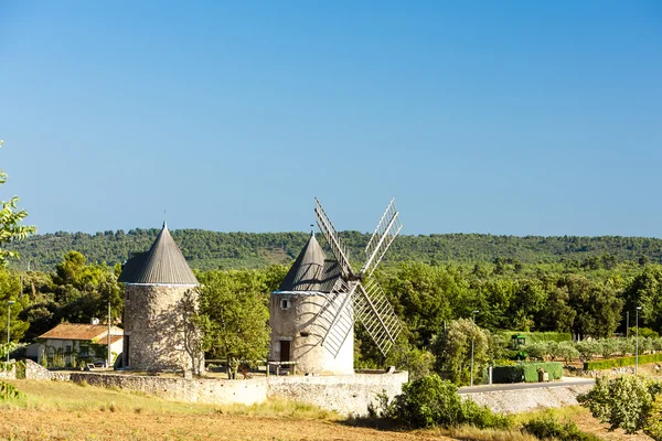 Regusse, Provence'daki yel değirmenleri — Stok fotoğraf