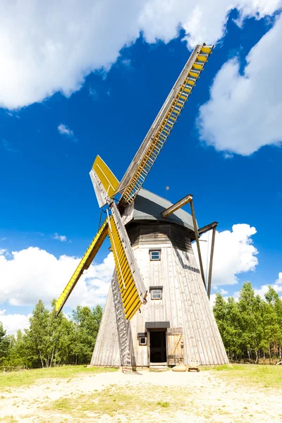 Molino de viento, parque etnográfico Kaszubski en Wdzydzki Park Krajobraz — Foto de Stock