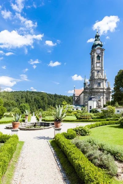 Cisterciënzer klooster met een tuin in Zwettl, Neder-Oostenrijk — Stockfoto