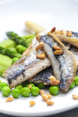 yeşil kuşkonmaz ve bezelye ile ringa balığı