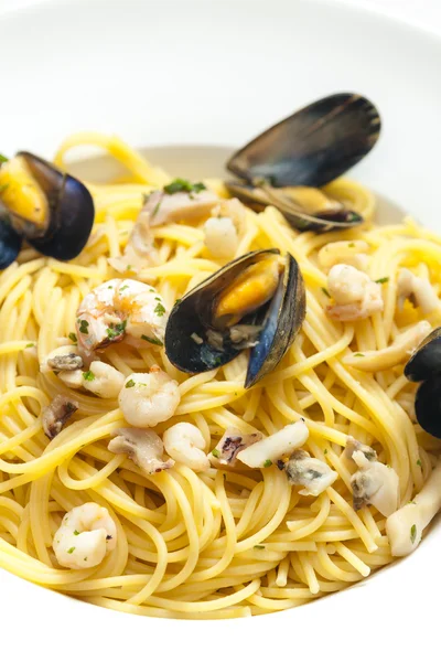 Спагетти с морепродуктами с чесноком и имбирем — стоковое фото