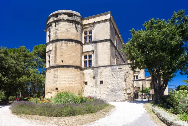 Zahrada a palác ve městě Lourmarin, Provence — Stock fotografie