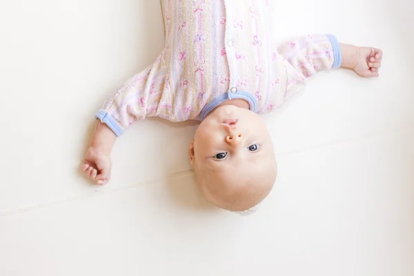 Πορτρέτο του που βρίσκεται δύο μηνών κοριτσάκι — Φωτογραφία Αρχείου