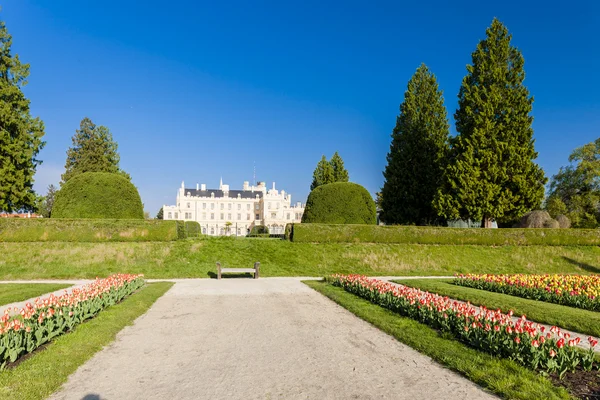 Lednice paleis met tuin, Tsjechië — Stockfoto