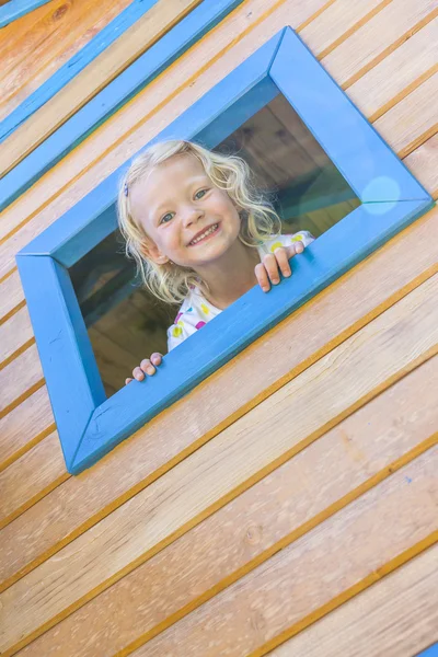 Niña en el patio de recreo — Foto de Stock